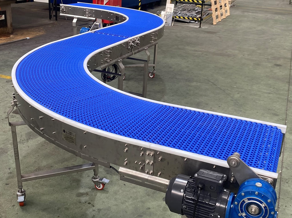 Transportador curvo